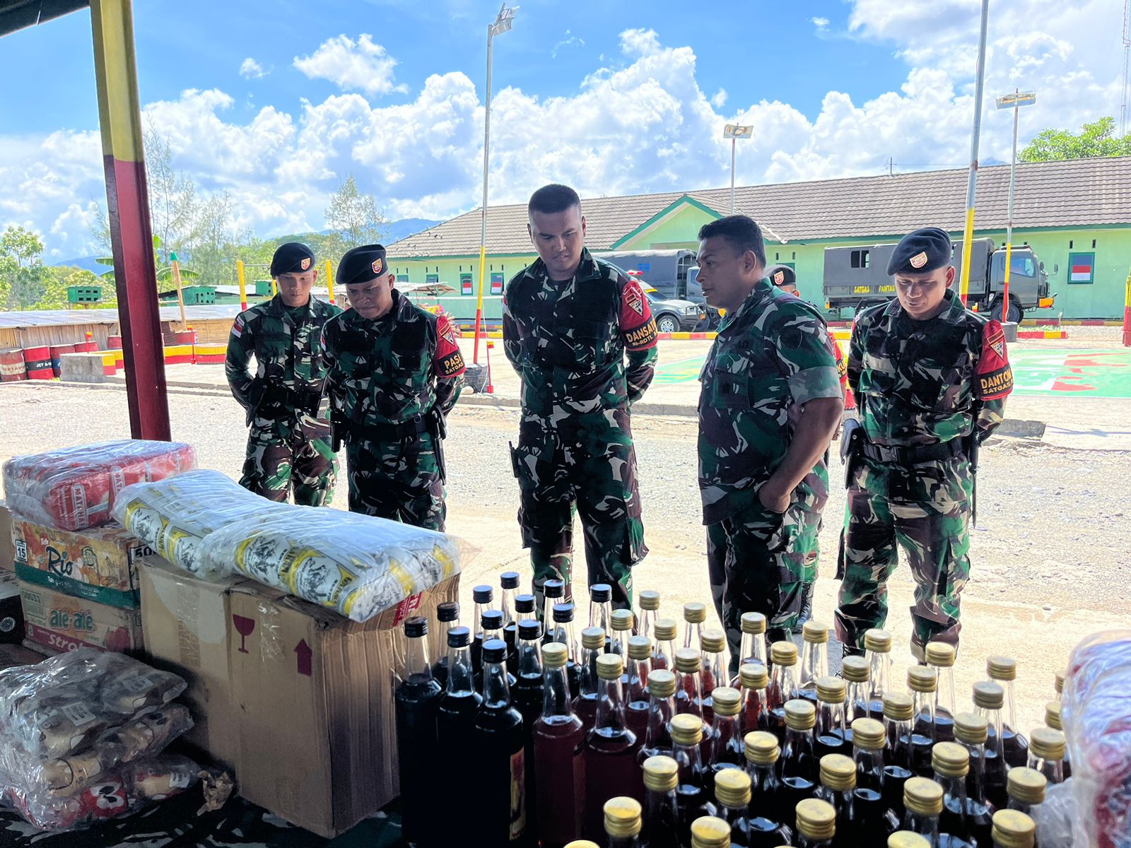 Kunjungan Kerja Kasiops Korem 161/WS Ke Satgas Pamtas RI RDTL Sektor Barat Yonkav 6/Naga Karimata Dalam Menjaga Moril Prajurit Yang Ada Di Perbatasan