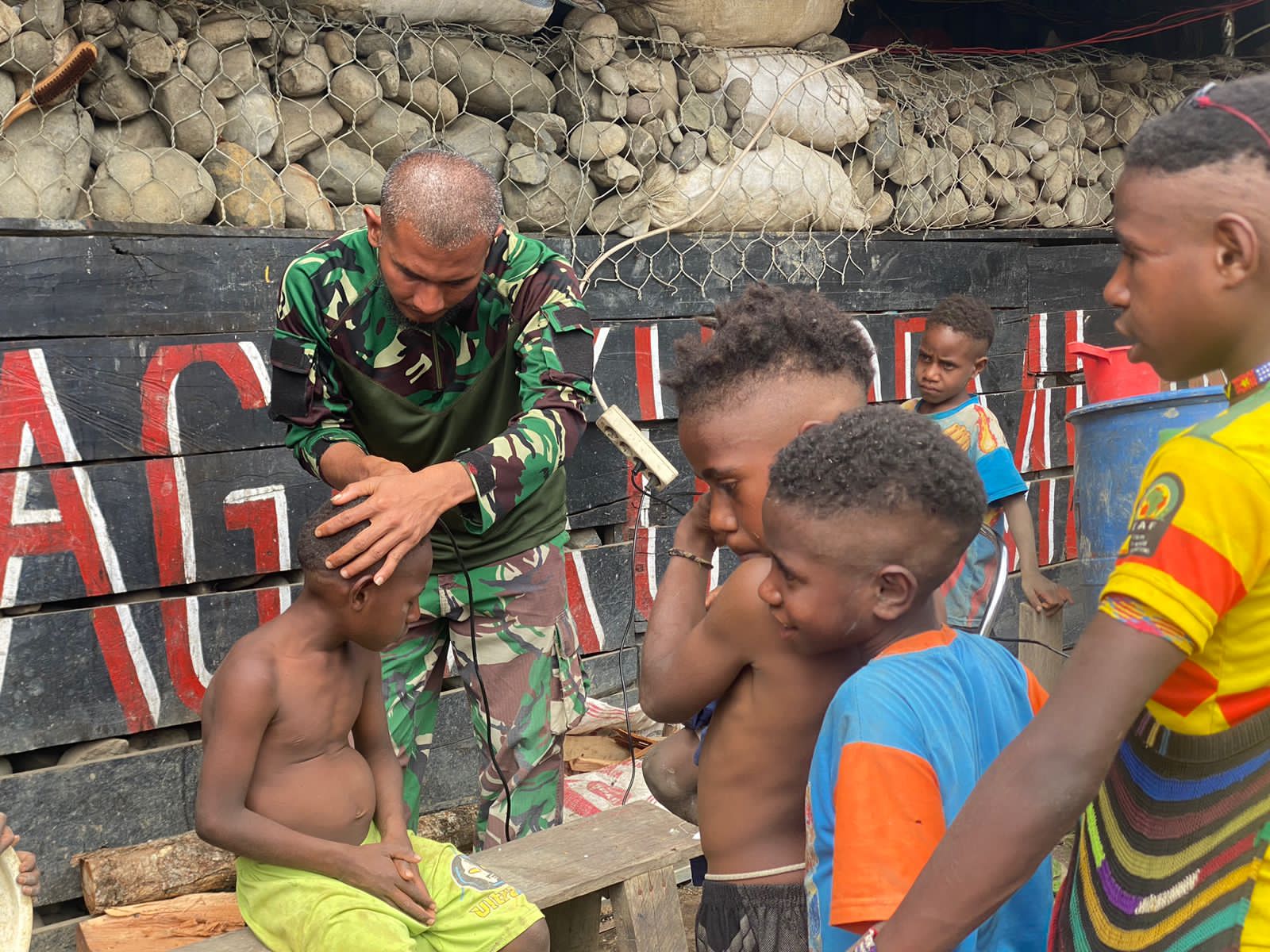 Makin Kondusif : Cukur Gratis Untuk Masyarakat Gome Papua
