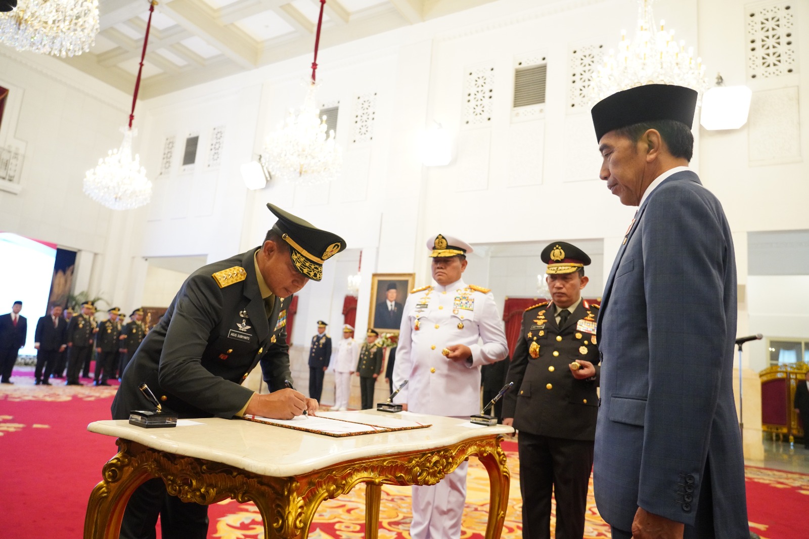 Panglima TNI Menjadi Saksi Suksesi Kepemimpinan TNI AD di Istana Negara
