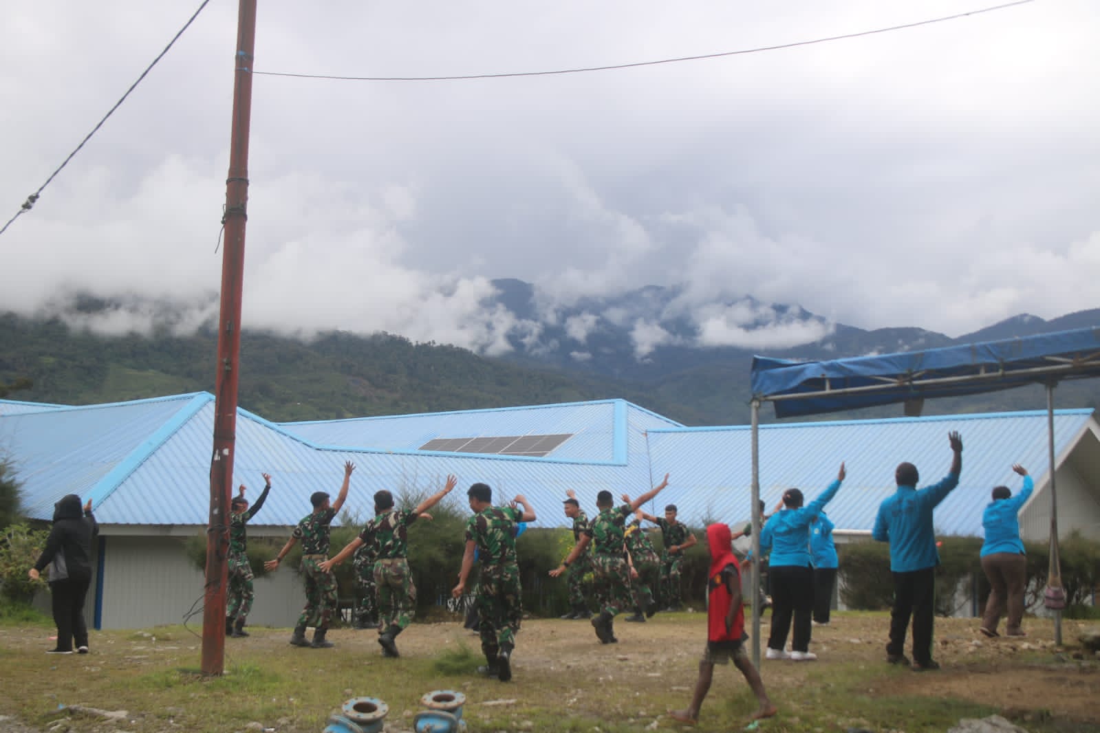 Satgas Mobile Raider 300 Siliwangi Olahraga Bersama Masyarakat Dan Nakes Distrik Sinak Papua
