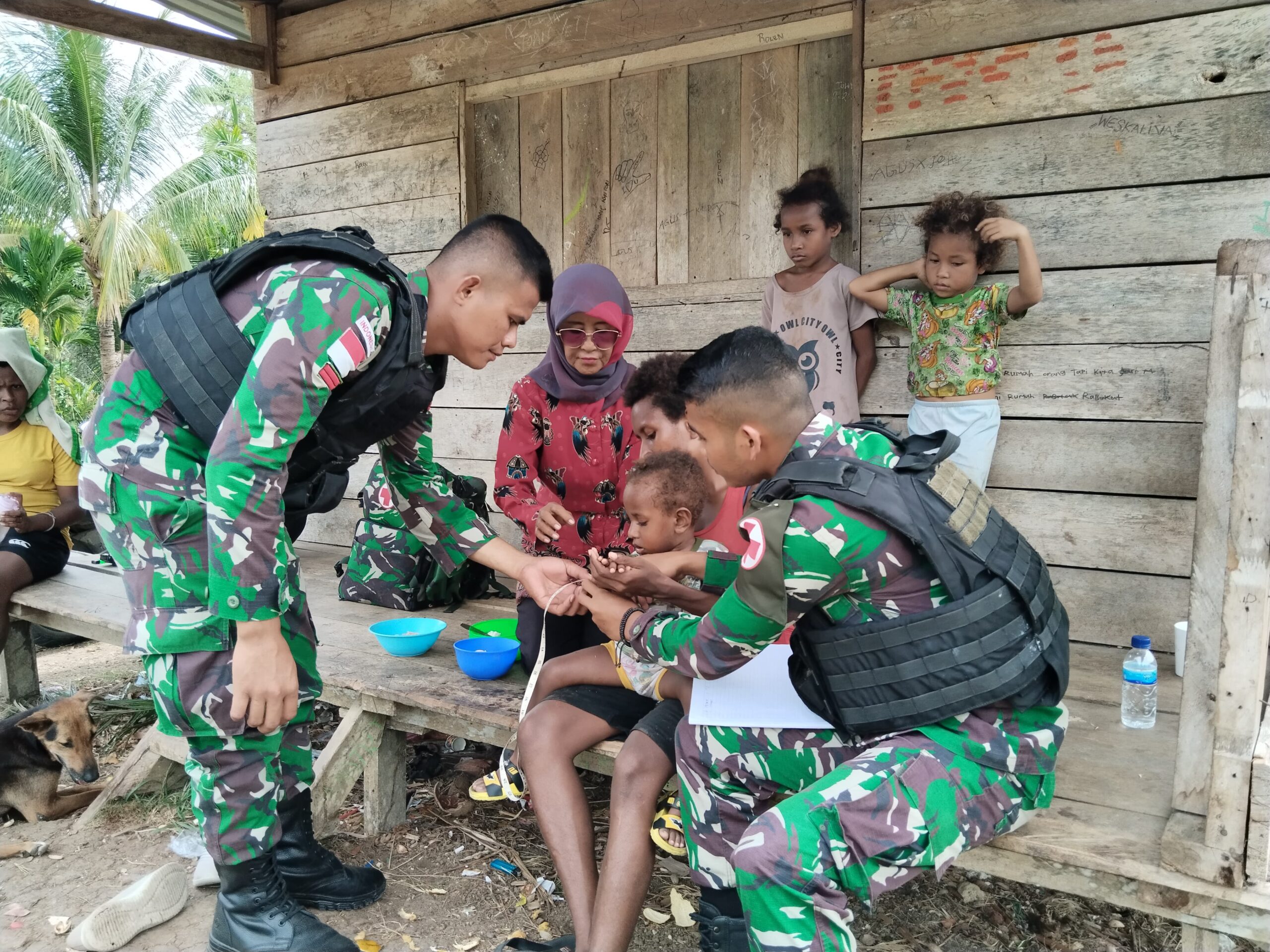 Peduli Kesehatan Anak-anak Perbatasan Satgas Yonif 122/TS Berikan Makanan Bergizi Untuk Anak Stanting Di Kampung Mosso Papua