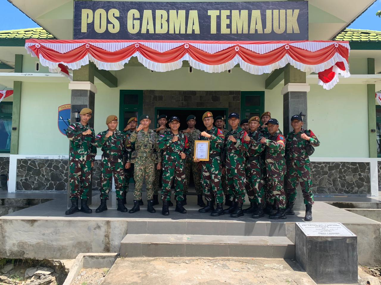 Dansatgas Pamtas RI-Malaysia Yon Armed 16/TK Berikan Penghargaan Kepada Pos Yang Berprestasi Dalam Bertugas