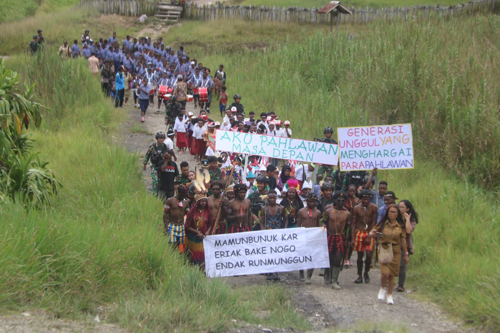 Satgas Mobile Yonif 300 Siliwangi Kawal Kemeriahan Karnaval Peringatan Hari Pahlawan 10 November di Papua