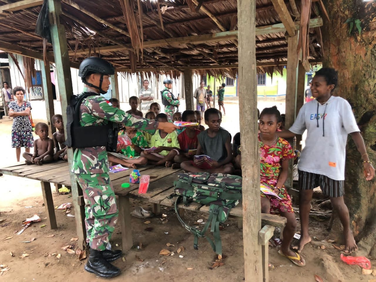 Tingkatkan Semangat Belajar Anak Papua, Satgas Yonif 125/SMB Bagikan Alat Tulis
