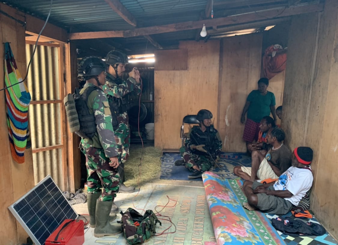 Satgas Mobile Raider 300 Siliwangi Beri Bantuan Penerangan Untuk Warga Gome Papua