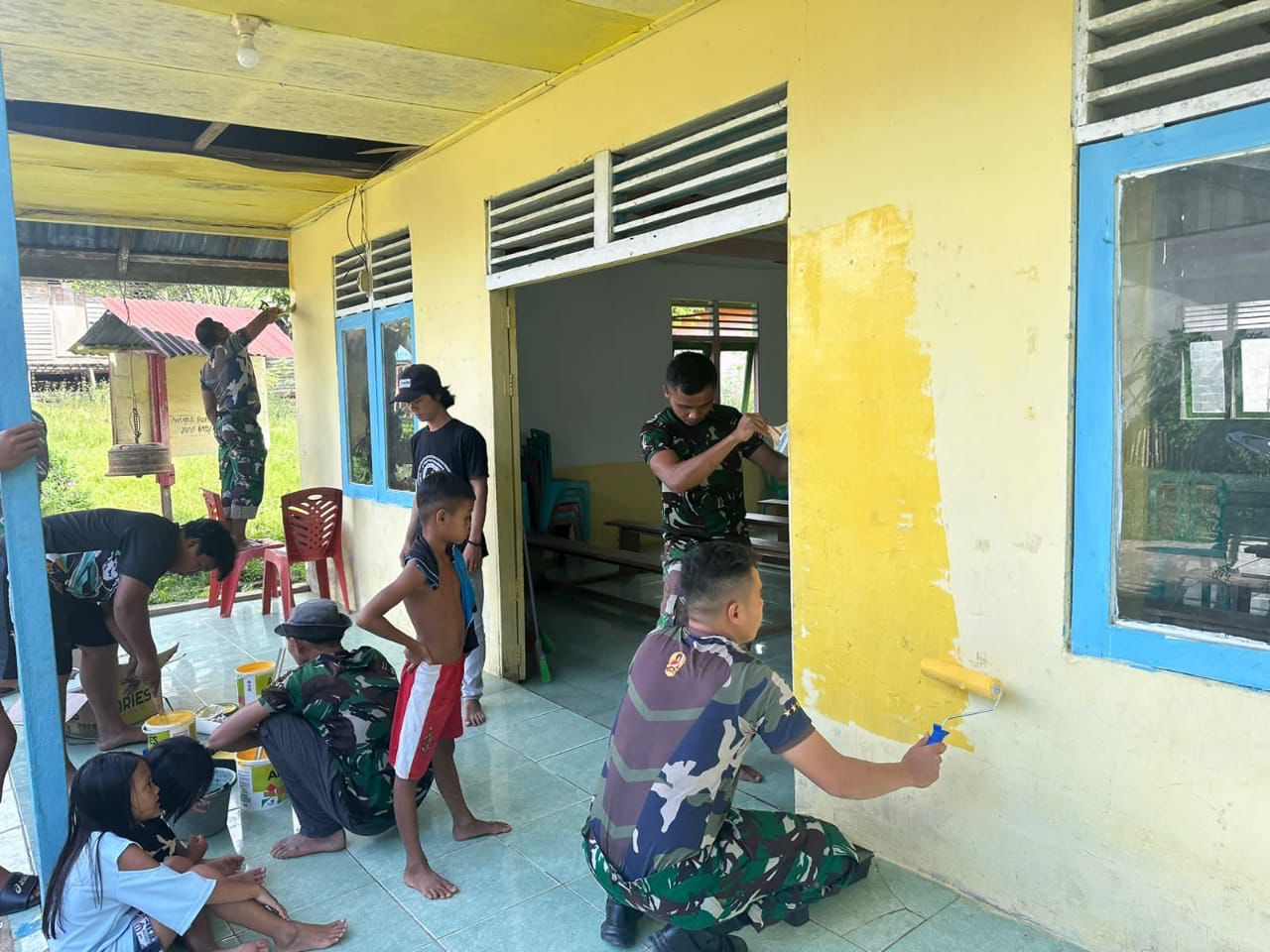 Peduli Rumah Ibadah, Satgas Pamtas RI-MLY Yonarmed 16/TK Melaksanakan Karya Bhakti di Lingkungan Gereja
