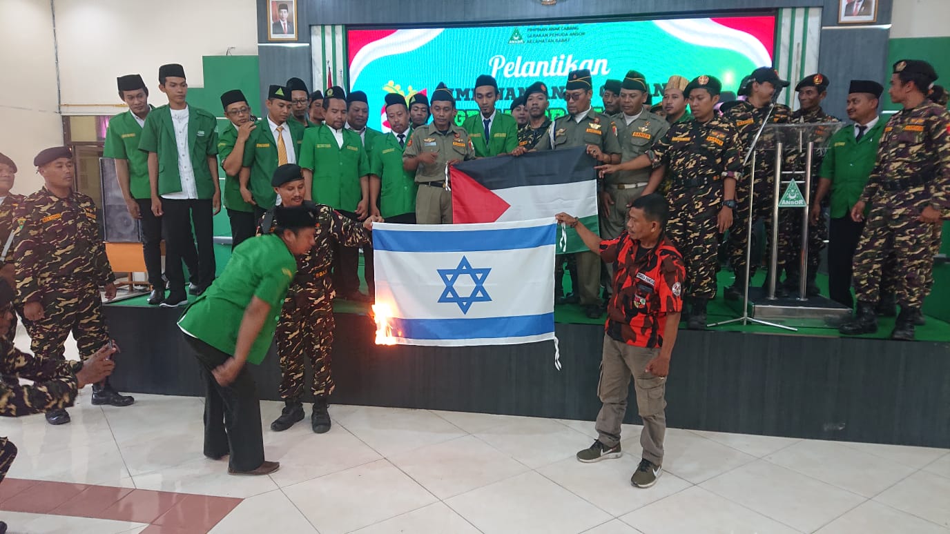 Pelantikan pengurus Pimpinan Anak Cabang (PAC) GP Ansor Kecamatan Babat diwarnai Aksi Bela Palestina di depan Aula MTsN 1 Lamongan, Babat