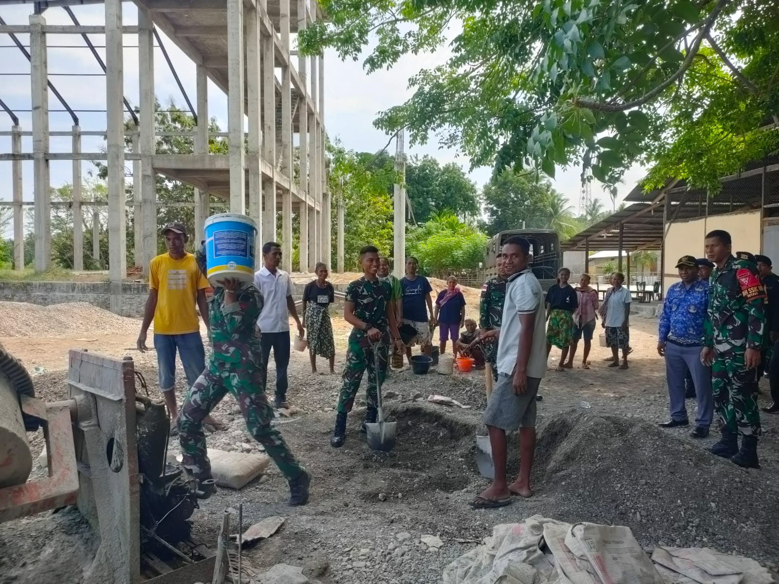 Ikut Bantu Masyarakat dalam Pembangunan Gereja, Pos Wini Satgas Yonkav 6/Naga Karimata Berikan 130 Sak Semen Untuk Bangun Gereja