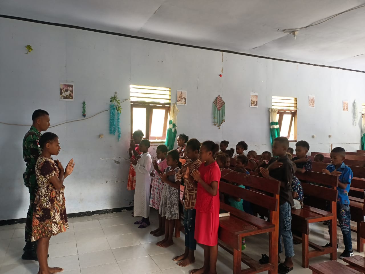 Wujud TNI Dalam Menciptakan Perdamaian di Bulan Natal, Prajurit Satgas Yonif 122/TS Berikan Pendidikan Keagamaan