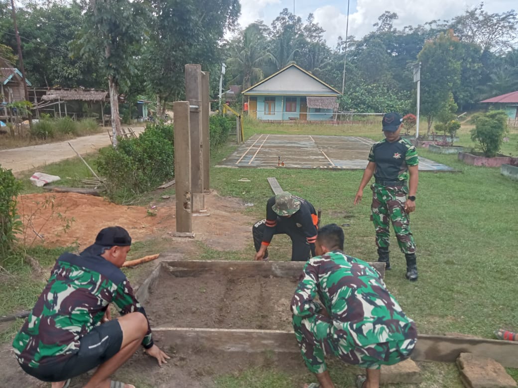 Peduli Pendidikan di Perbatasan, Satgas Pamtas Yonarmed 16/Tumbak Kaputing Melaksanakan Kegiatan Pembersihan Prasarana Pendidikan