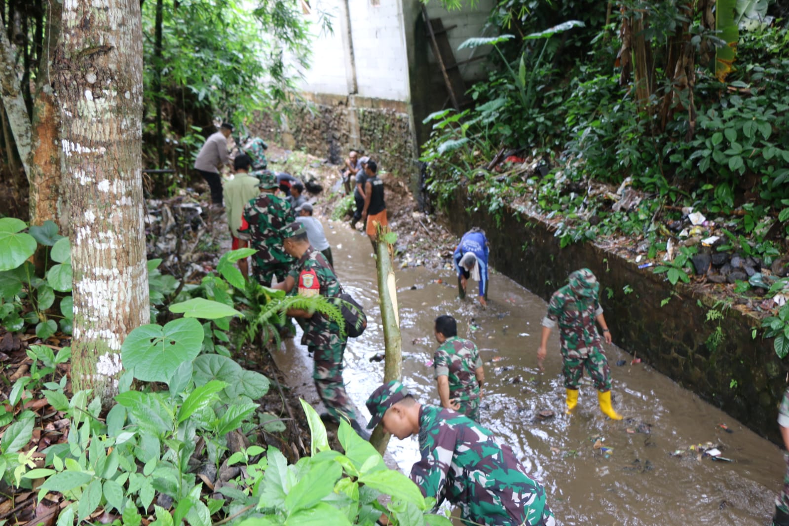 Kodim 0613/Ciamis Beserta Jajaran Koramil Secara Serentak Melakukan Pembersihan di Sepanjang Aliran Sungai Dan Parit Untuk Antisipasi Terjadinya Banjir