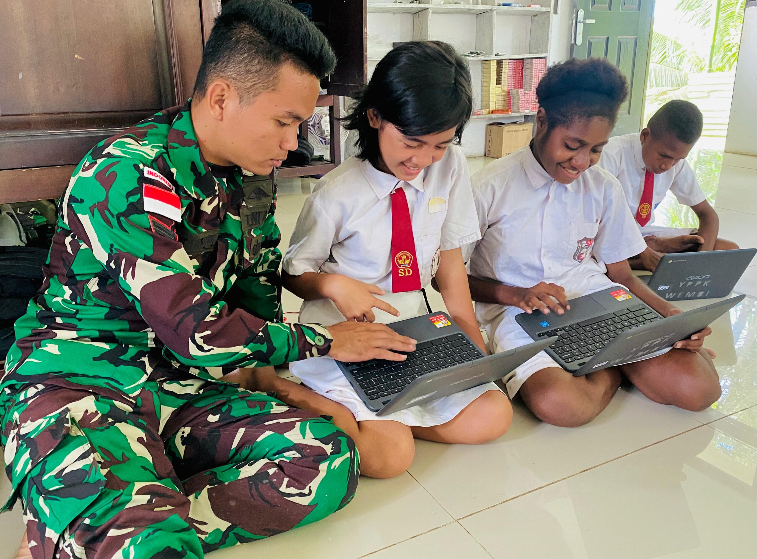 Siapkan Dengan Matang Siswa SD YPPK Wembi Hadapi Ujian Nasional, Satgas Yonif 122/TS Beri Pelatihan dan fasilitasi Wifi Gratis