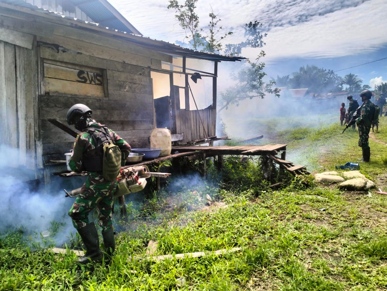 Satgas Yonif 125/SMB Lakukan Fogging Cegah Malaria di Kampung Beremono