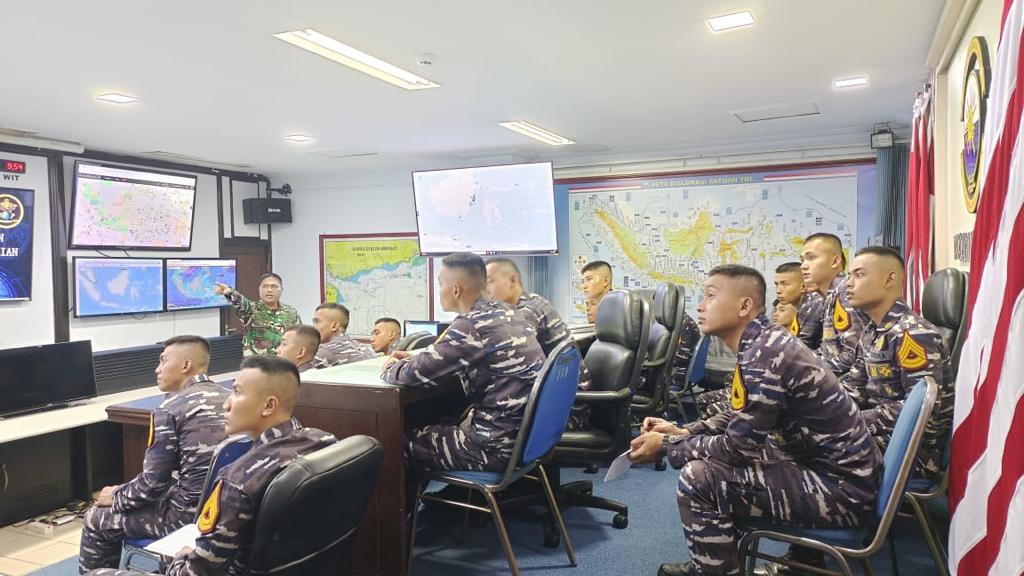 Taruna AAL Korps Elektronika Memantau Lalu Lintas Kapal Laut di Wilayah Perairan Yurisdiksi Nasional.