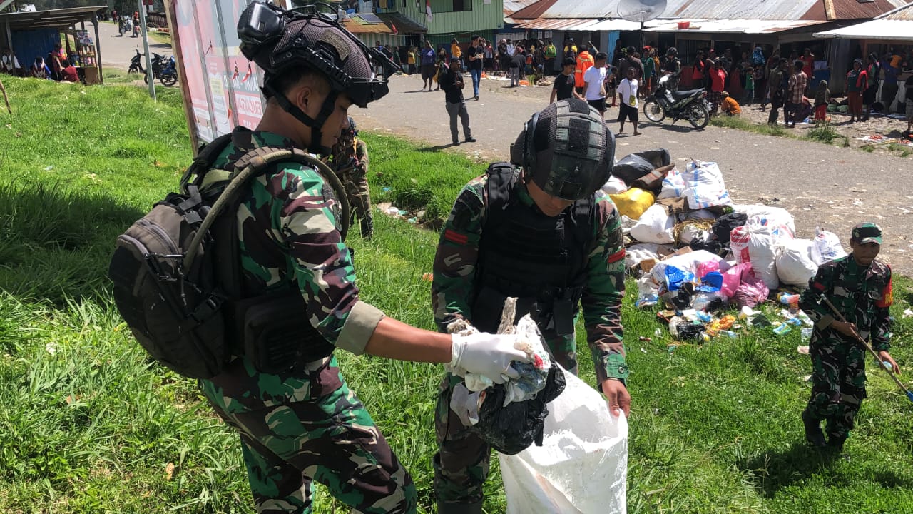 Karya Bhakti Satgas TNI 300 Bersama Apkam di Pasar Kago Distrik Ilaga Papua