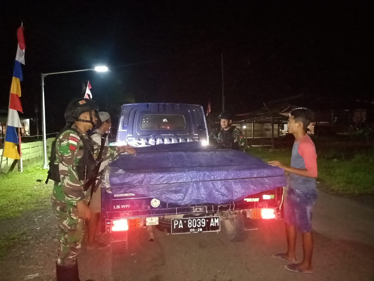 Cegah Peredaran Barang Ilegal Menjelang Nataru, Satgas Pamtas RI-PNG Yonif 122/TS Gelar Sweeping di jalan Trans Jayapura-Wamena