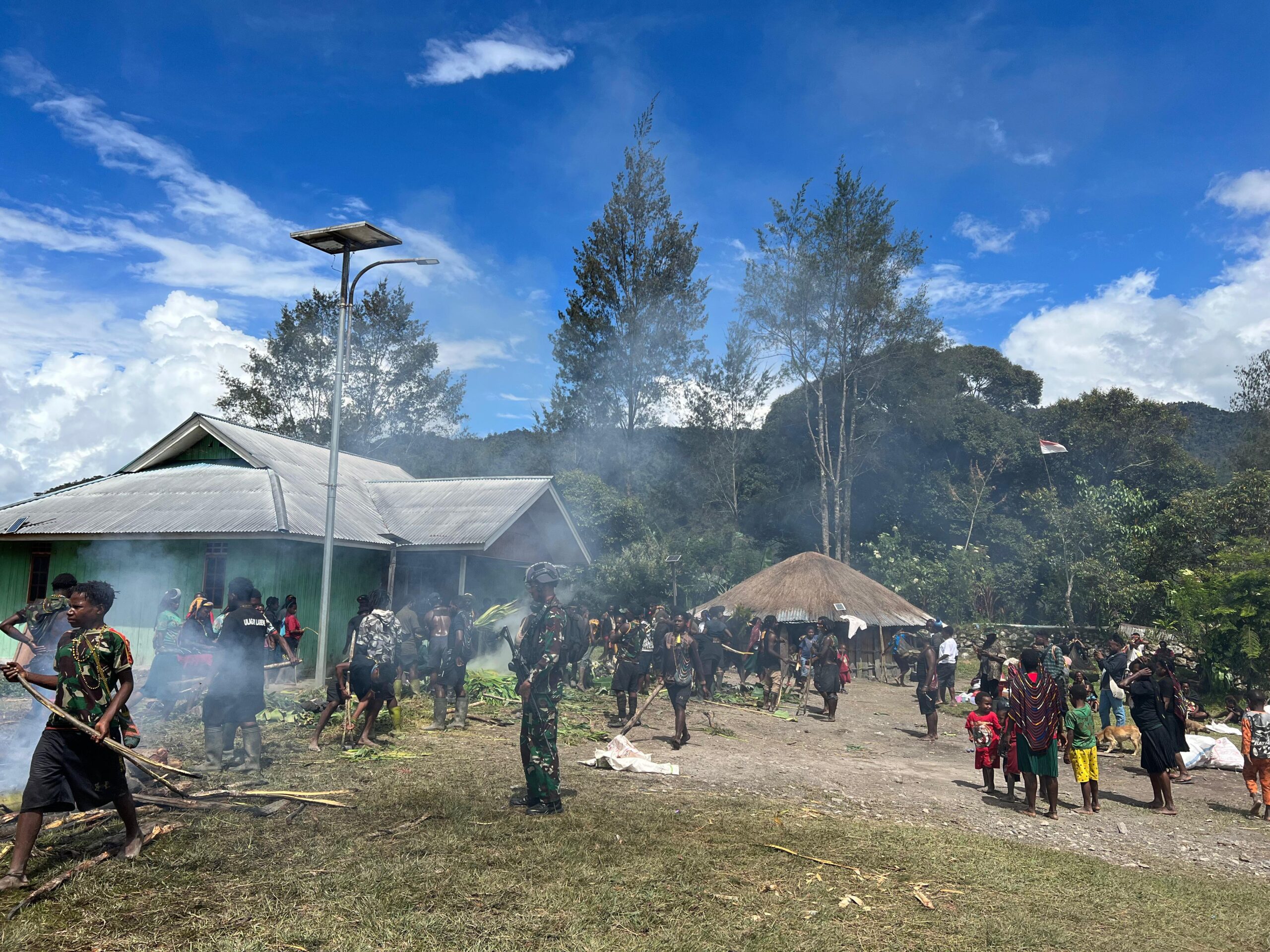 Jelang Natal, Satgas TNI 300 Siliwangi Gandeng Kepala Suku Bakar Batu di Sinak Papua