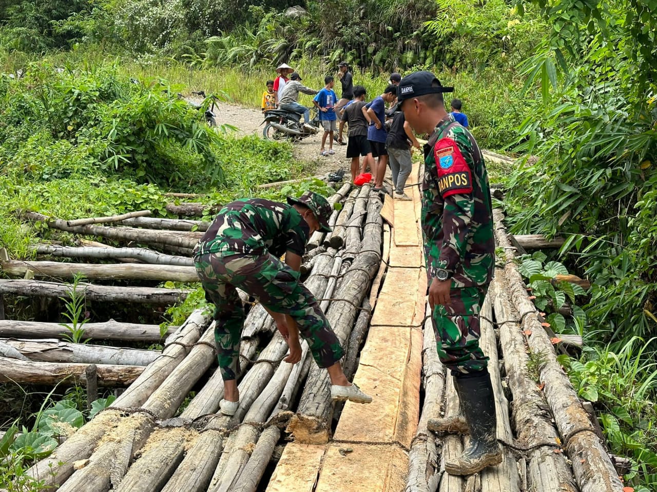 Satgas Pamtas Yonarmed 16/TK Laksanakan Karya Bhakti Perbaikan Jembatan