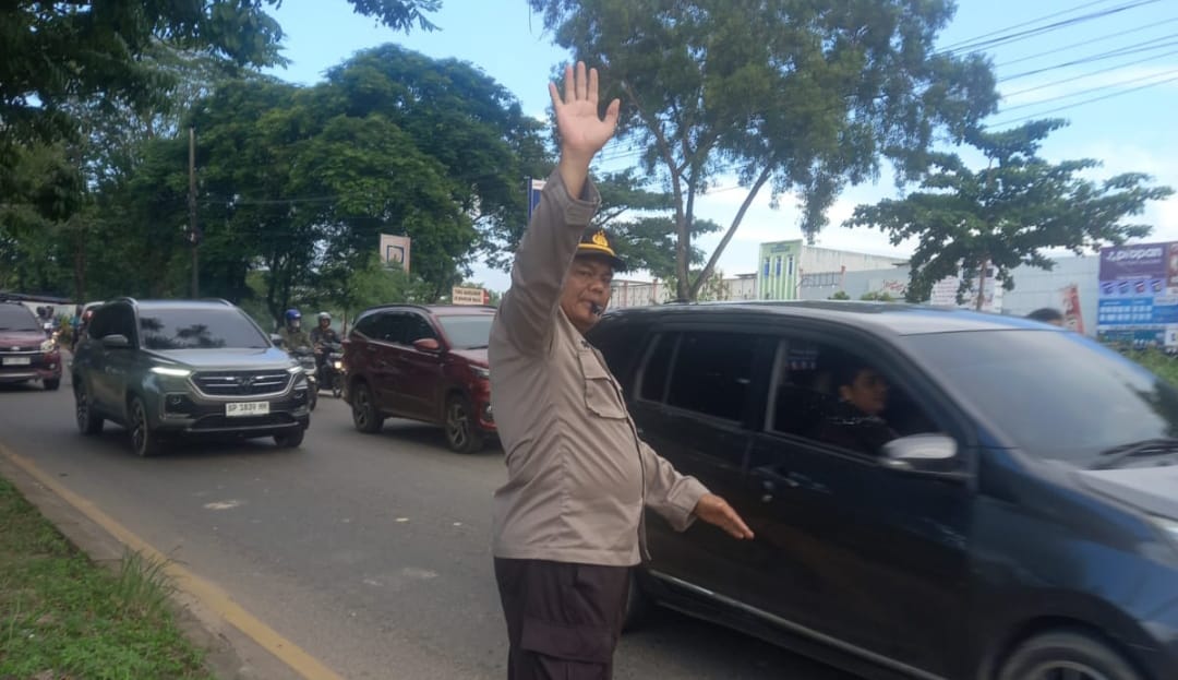 Antisipasi Kemacetan, Personil Polsek Sagulung Gelar Strong Poin di Persimpangan Jalan