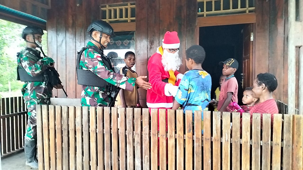 Satgas Pamtas Kewilayahan Yonif 125/SMB Sambut Bulan Penuh Kasih Dengan Bagikan 1000 Bingkisan Kasih kepada Masyarakat Papua