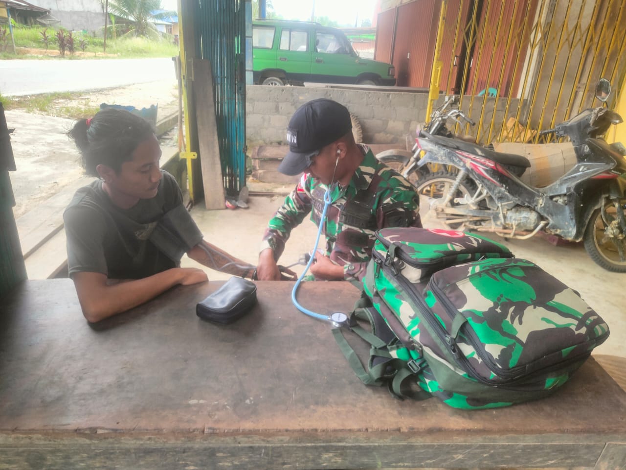Pos Koki Sei Daun Satgas Pamtas Yonarmed 16/TK Berikan Pelayanan Kesehatan Kepada Masyarakat