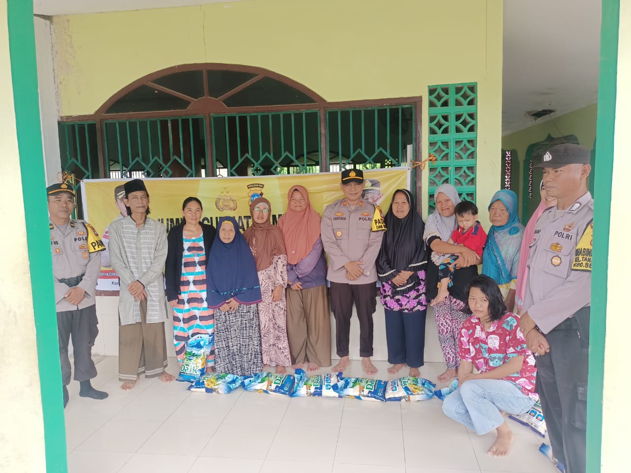 Jum’at Curhat, Polsek Sei Beduk Gelar Pembagian Bansos dan Kamtibmas di Masjid Baitul Mutaqin
