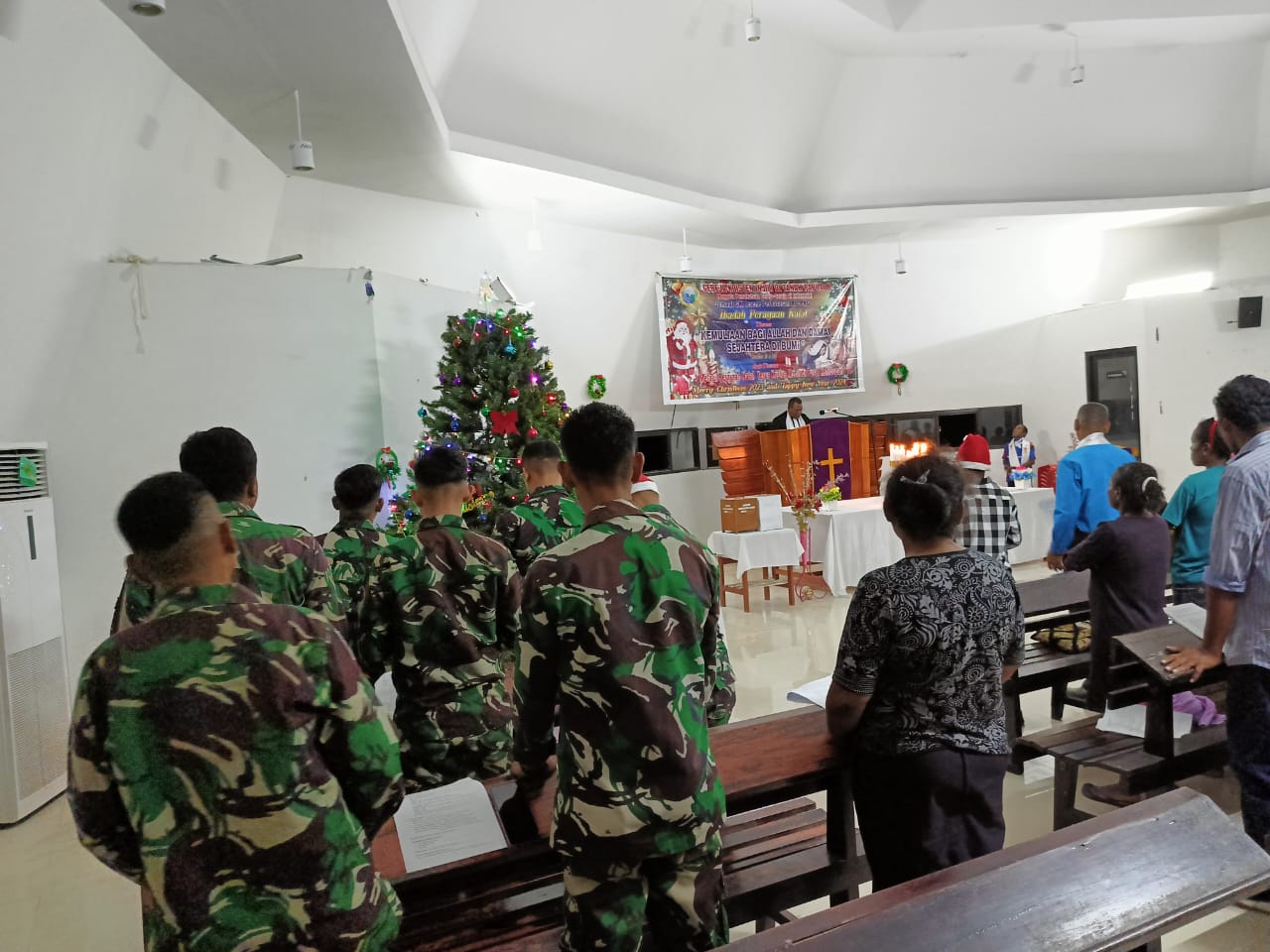 Sukacita di Perbatasan RI-PNG, Satgas Yonif 122/TS Ikut Memeriahkan Perayaan Malam Natal Bersama Masyarakat