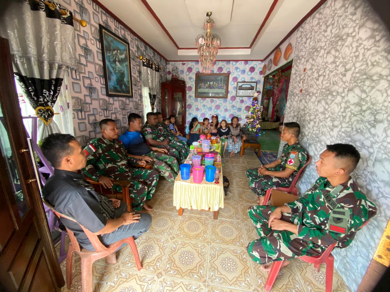 Satgas Pamtas Yonarmed 16/TK Pos Sungai Bening Merayakan Hari Natal Bersama Masyarakat di Perbatasan