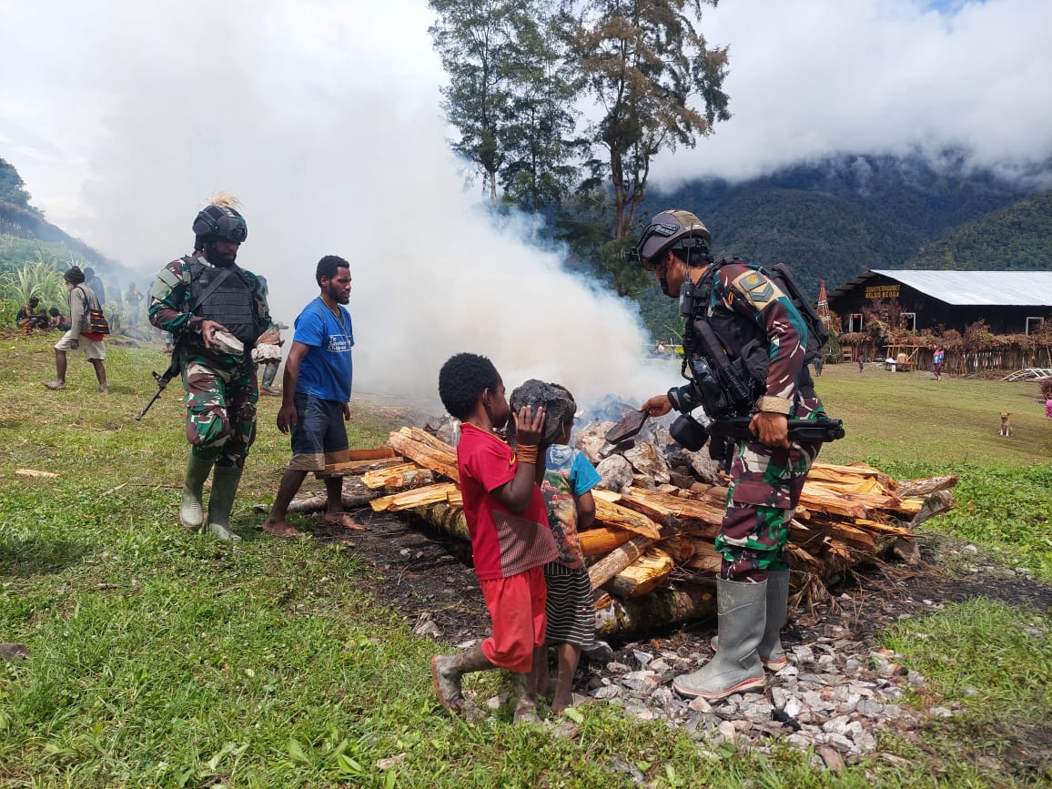 Selamat Natal Dan Tahun Baru 2024 : Satgas TNI 300 Siliwangi Bersama Masyarakat Bakar Batu di Dangbet, Kabupaten Puncak Papua