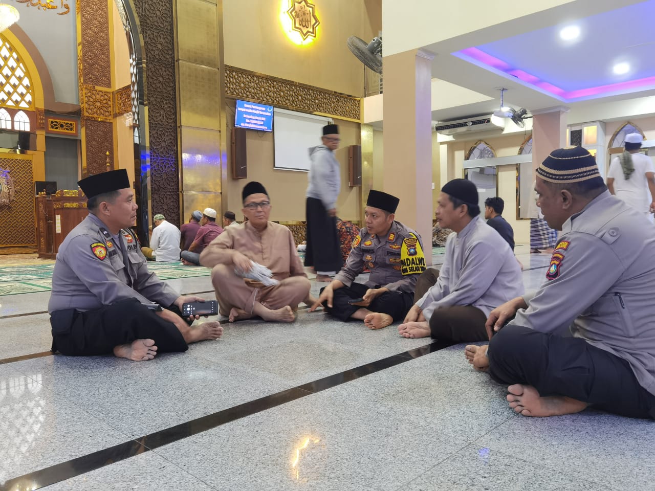 Dalam Rangka Silaturahmi dan Menjaga Kamtibmas, Kapolsek Batu Aji Gelar Sholat Subuh Keliling