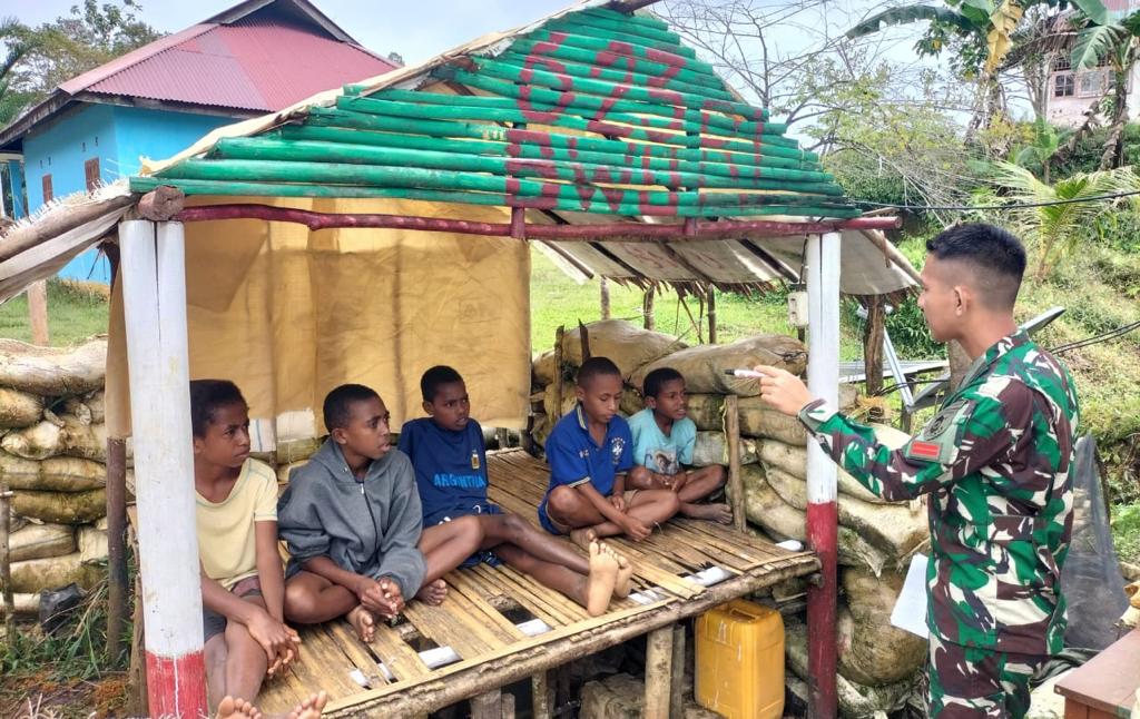Anak Kampung Bori Belajar Bersama di Pos Satgas Yonif 623