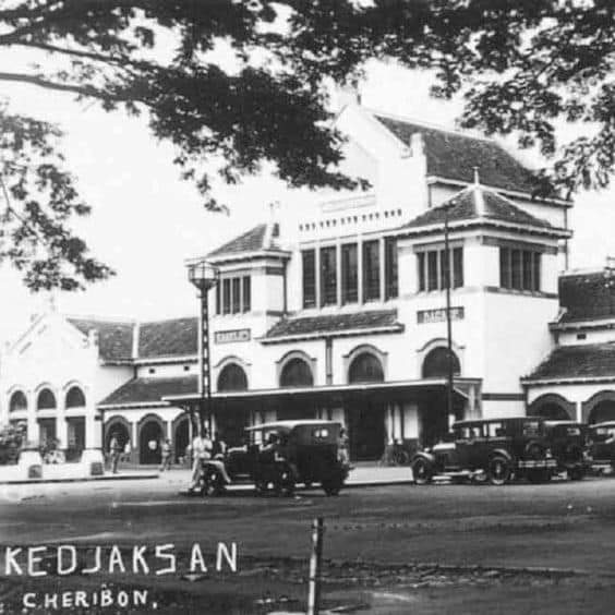 Stasiun Cirebon Merupakan Salah Satu Stasiun Kereta Api Bersejarah Di Indonesia