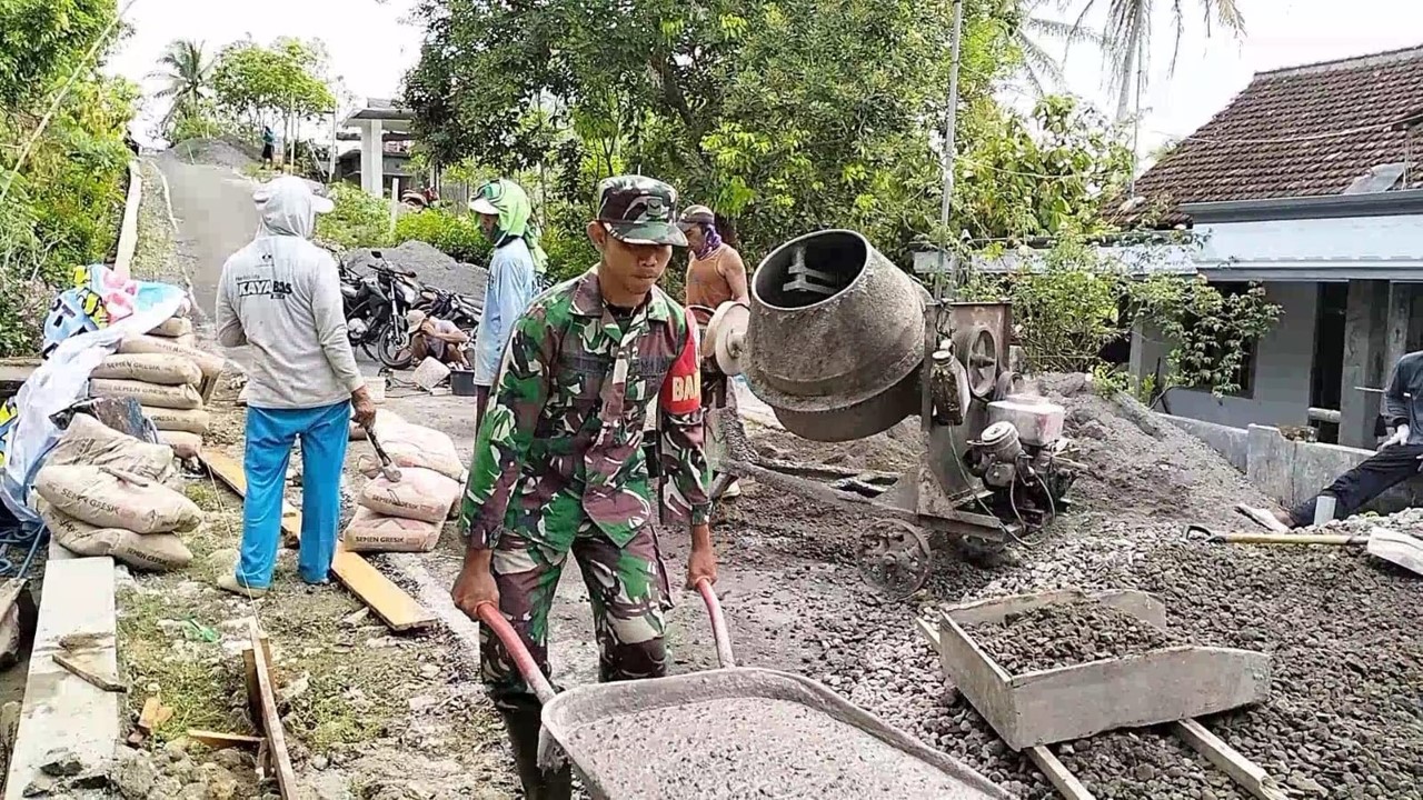 Kompak, Babinsa Koramil Bakung Bersama Warga Masyarakat Gelar Kerja Bakti Merabat Jalan