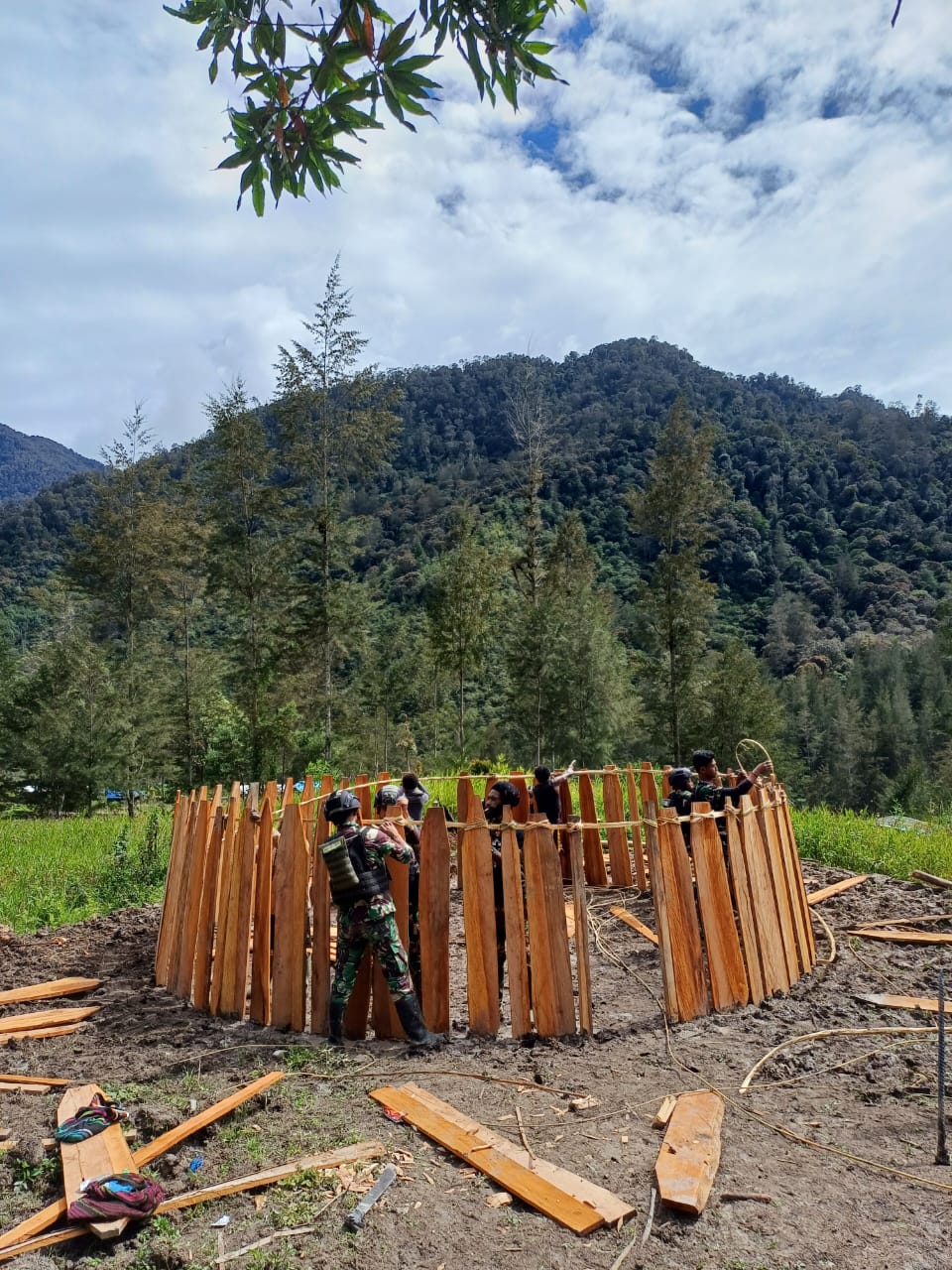 Satgas TNI 300 Siliwangi Buat Honai Untuk Warga di Mayuberi Papua