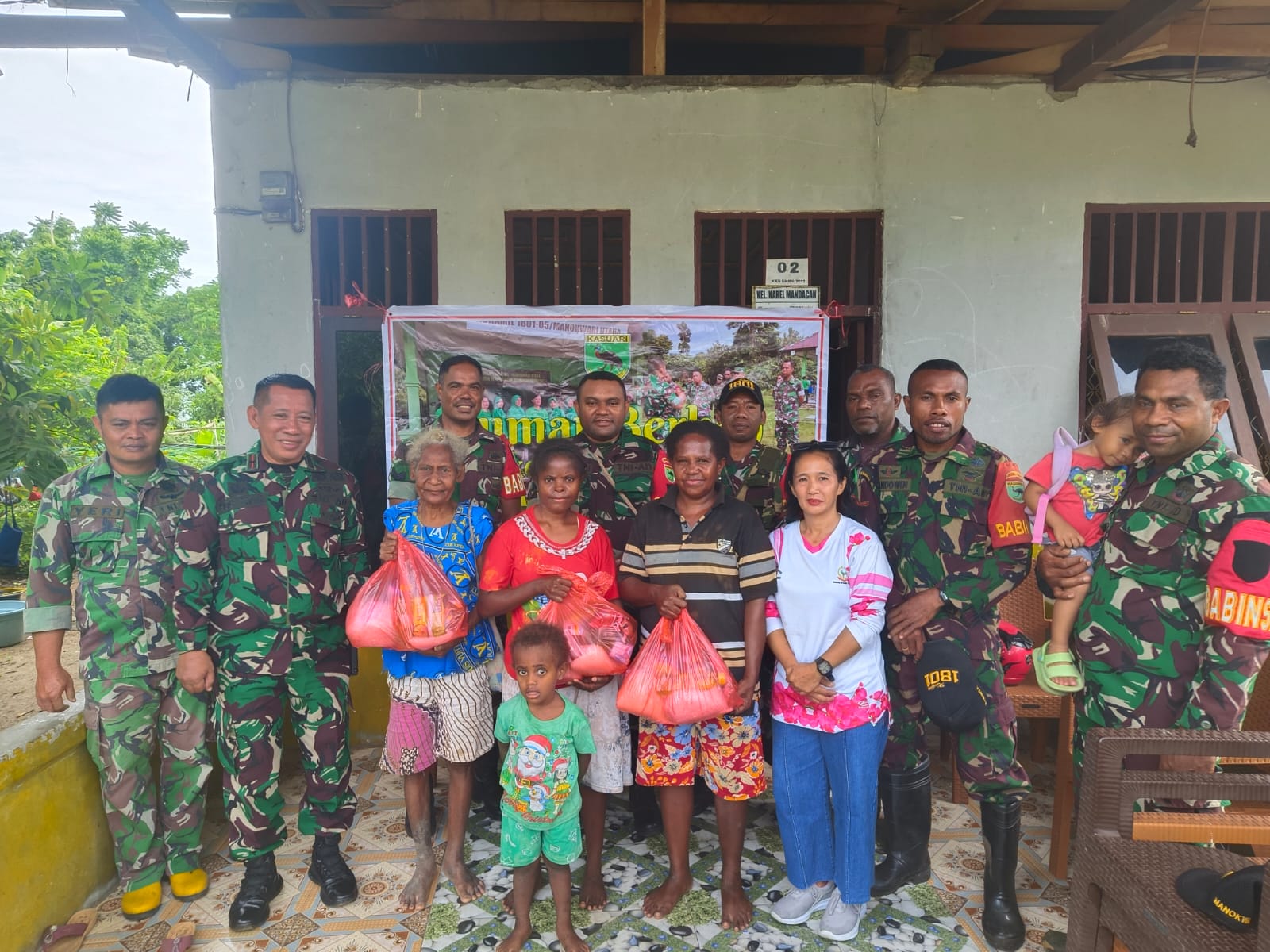 Jumat Berkah Hubdam XVIII/Kasuari, Kodim Manokwari, Raja Ampat dan Mansel Gelar Bagikan Sembako