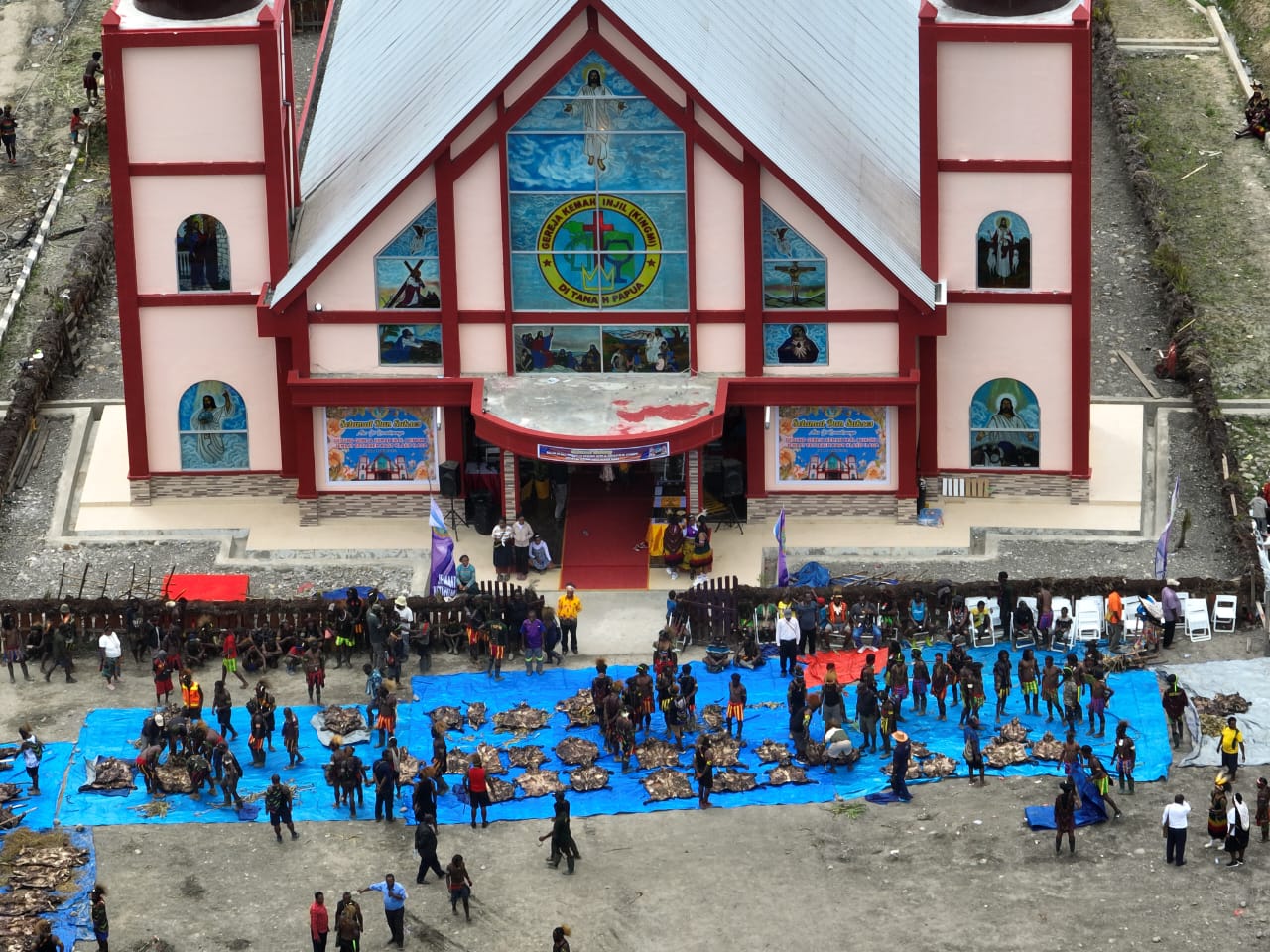 Satgas TNI 300 Siliwangi Berserta Apkam Ilaga Sukseskan Pesta Bakar Batu Dalam Rangka Peresmian Gereja Kingmi Ilaga Papua