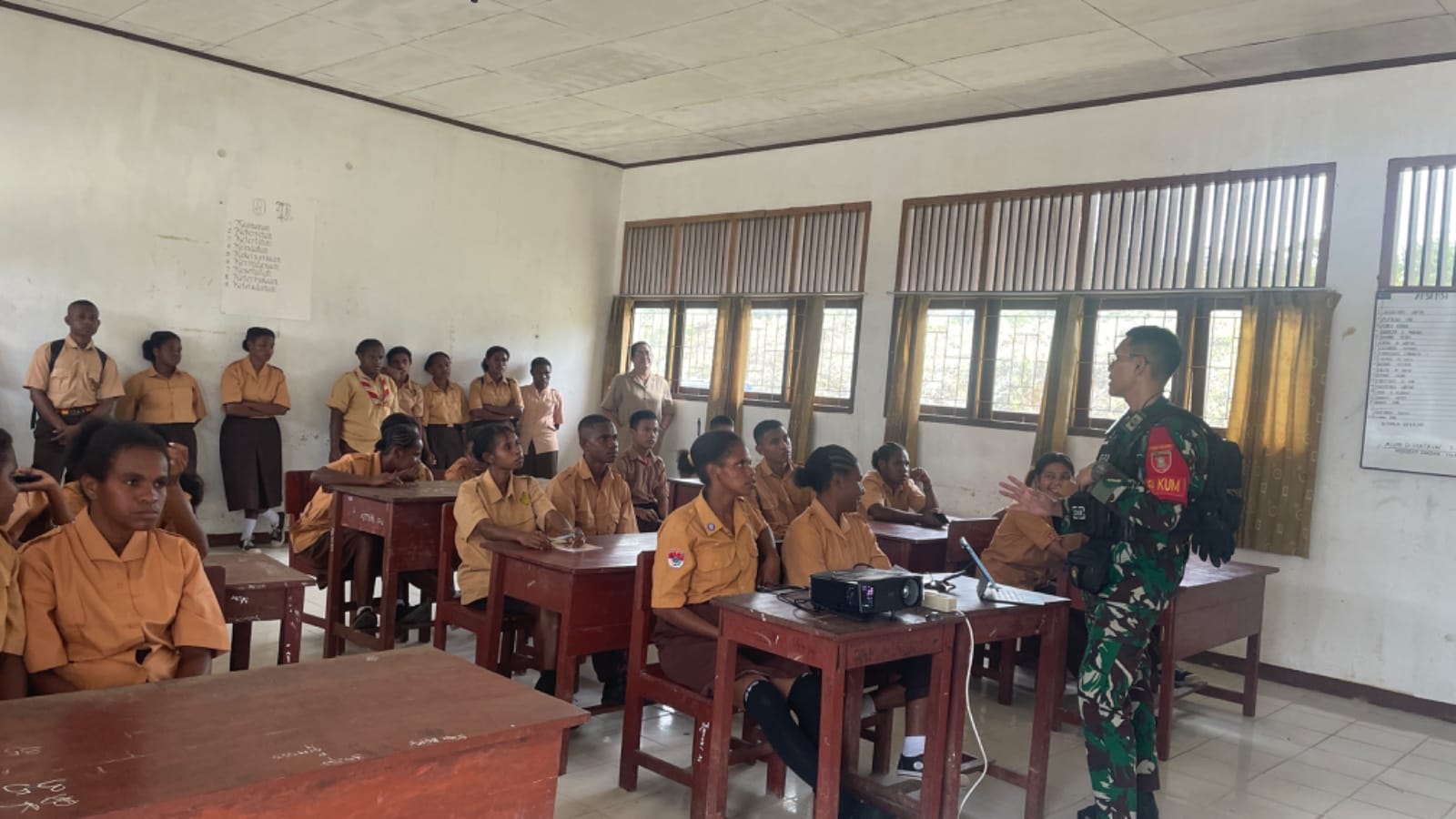 Ciptakan Masa Depan Papua Yang Hebat, Pakum Satgas Yonif 623/BWU Berikan Pembekalan Wawasan Kebangsaan Kepada Siswa-siswi SMA