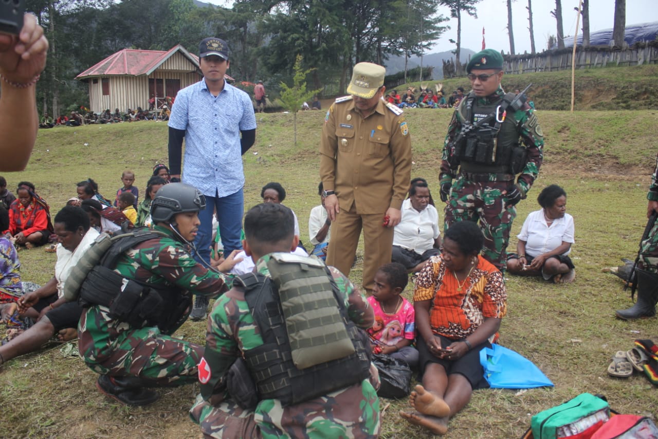 Pelayanan Kesehatan Satgas TNI 300 Siliwangi di Apresiasi Oleh Bupati Kabupaten Puncak Papua Dengan Ikut Kelapangan