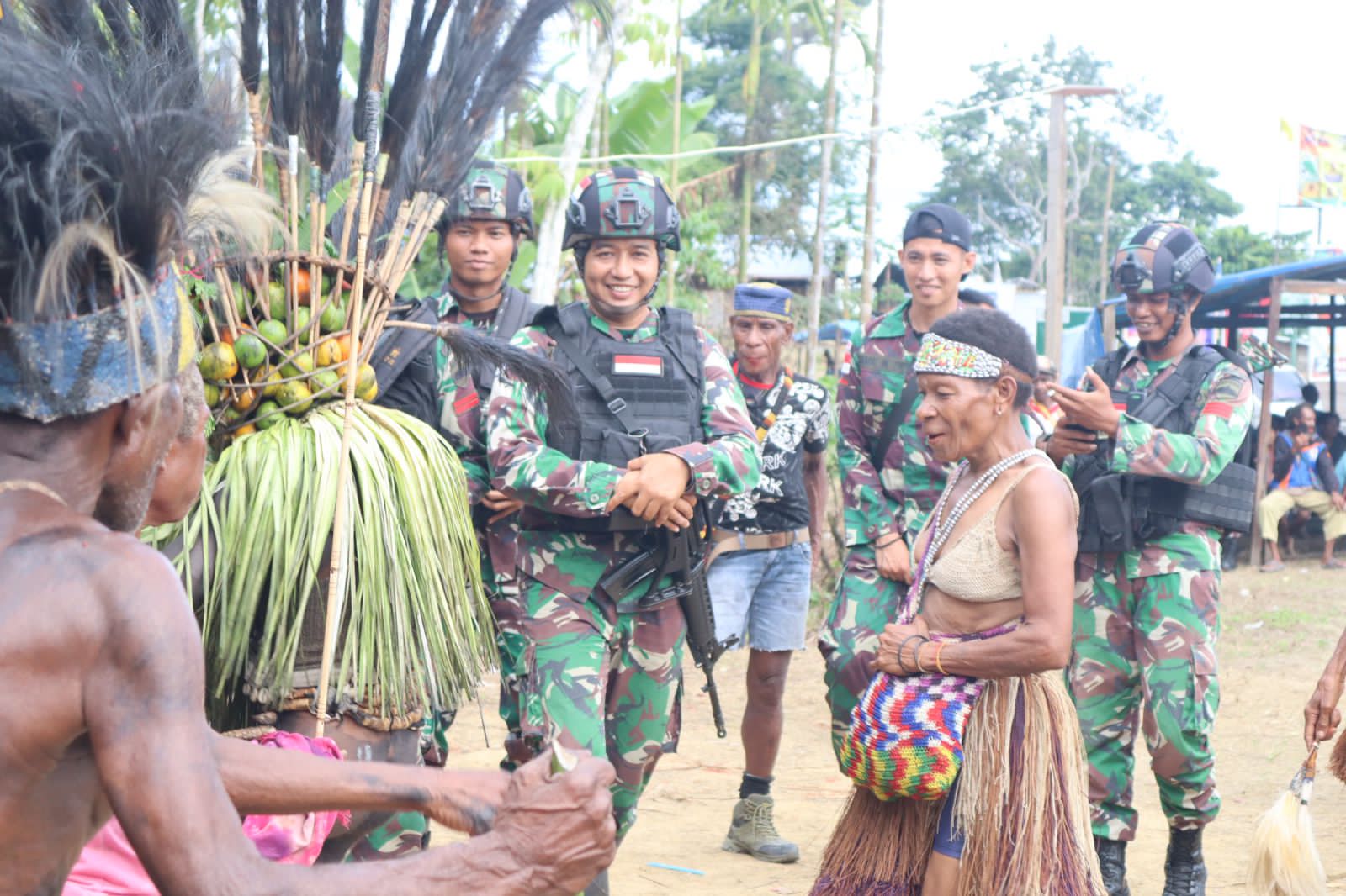 Satgas Yonif 122/TS Ikut Melestarikan Budaya Adat dan Tarian Khas Papua di Wilayah Perbatasan