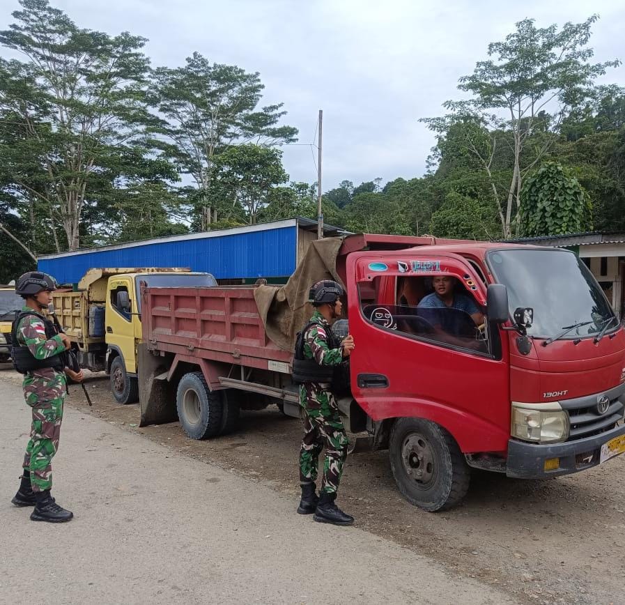 Antisipasi Penyusupan Dan Penyeludupan, Satgas Yonif 122/TS Gelar Pemeriksaan Disepanjang Jalan Trans Jayapura-Wamena