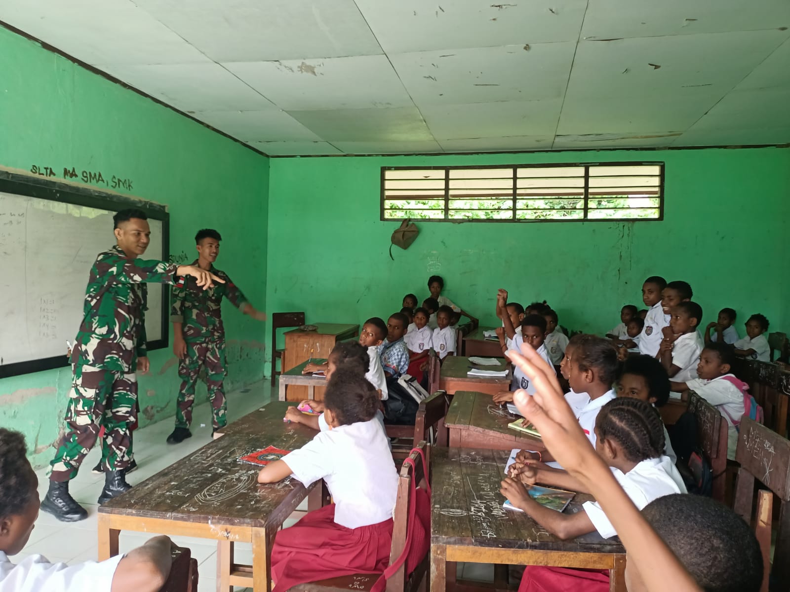 Tingkatkan Motivasi Belajar, Satgas Yonif 122/TS Menjadi Tenaga Didik di SD YPPK kenandega