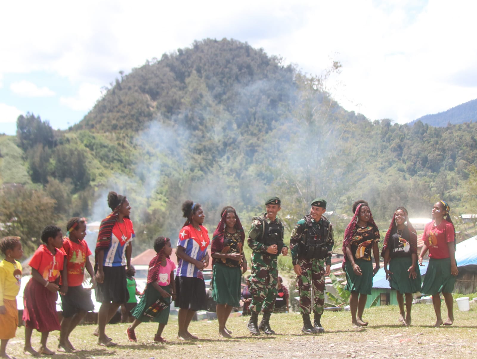 Bakar Batu Sambut Pemilu Damai di Sinak Papua