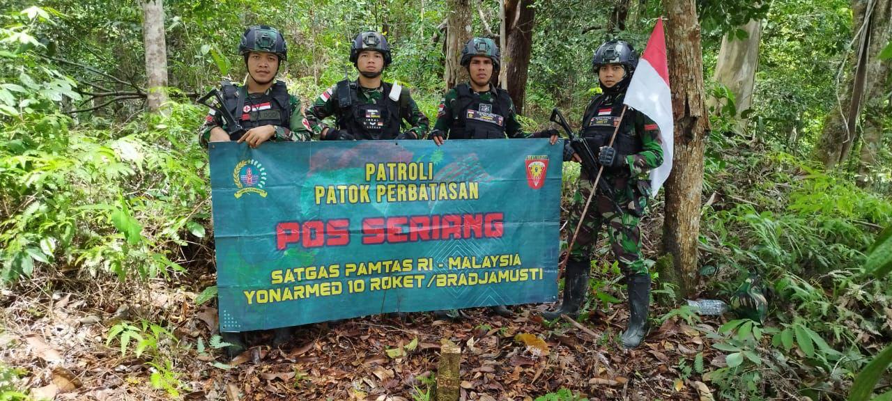 Jaga Kedaulatan Negara, Satgas Pamtas RI-Malaysia Yonarmed 10/ Bradjamusti Pos Seriang Patroli Patok Batas Negara