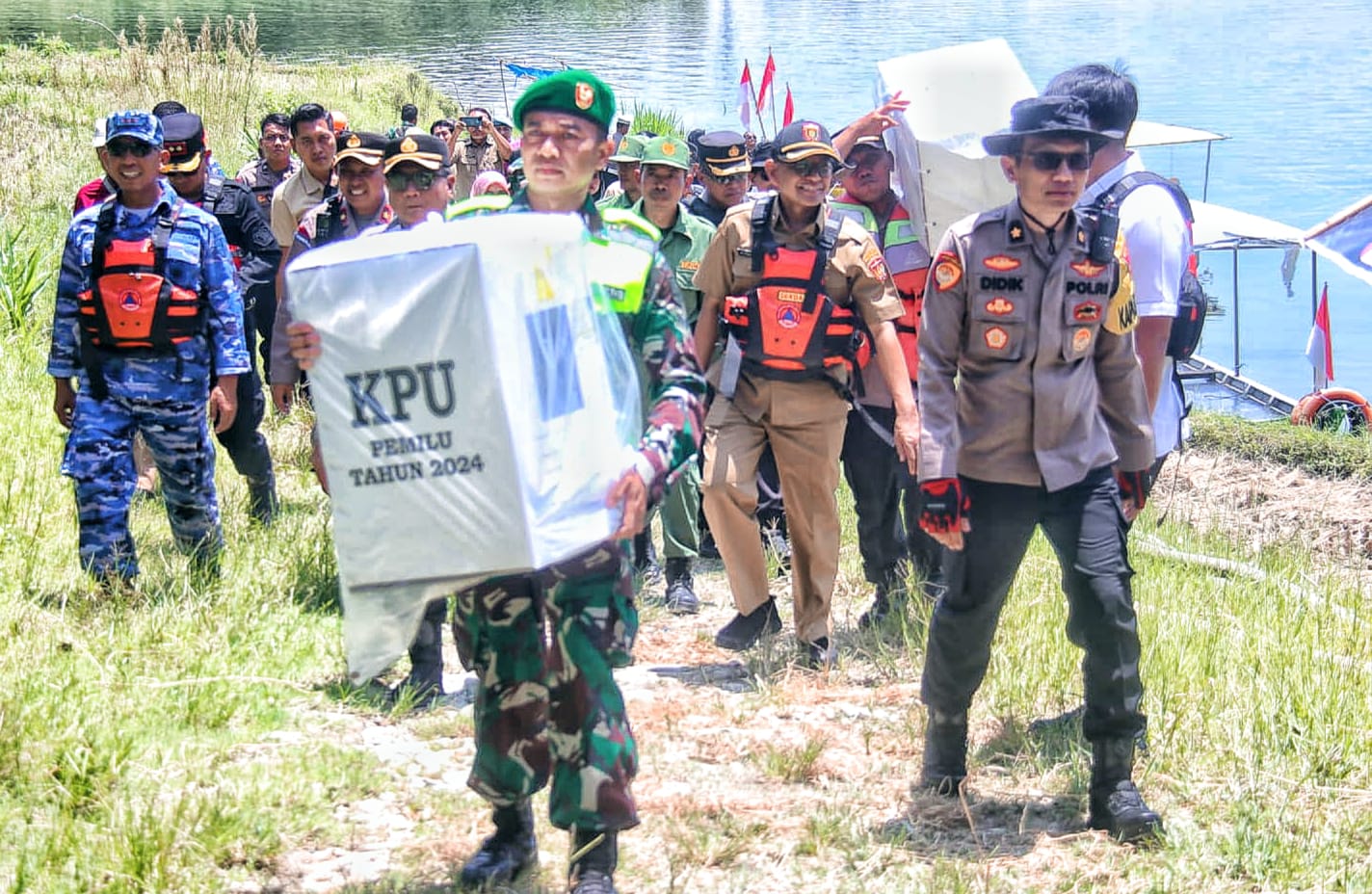 Seberangi Waduk Pondok, Prajurit TNI di Ngawi Berjuang Distribusikan Logistik Pemilu