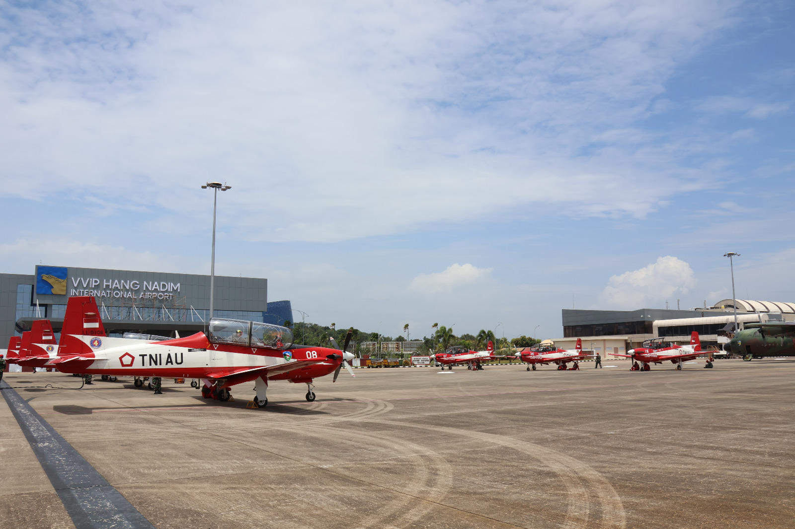 JAT Menuju Singapore Airshow 2024 : Transit di Bandara Internasional Batam disambut Danlanud HNM