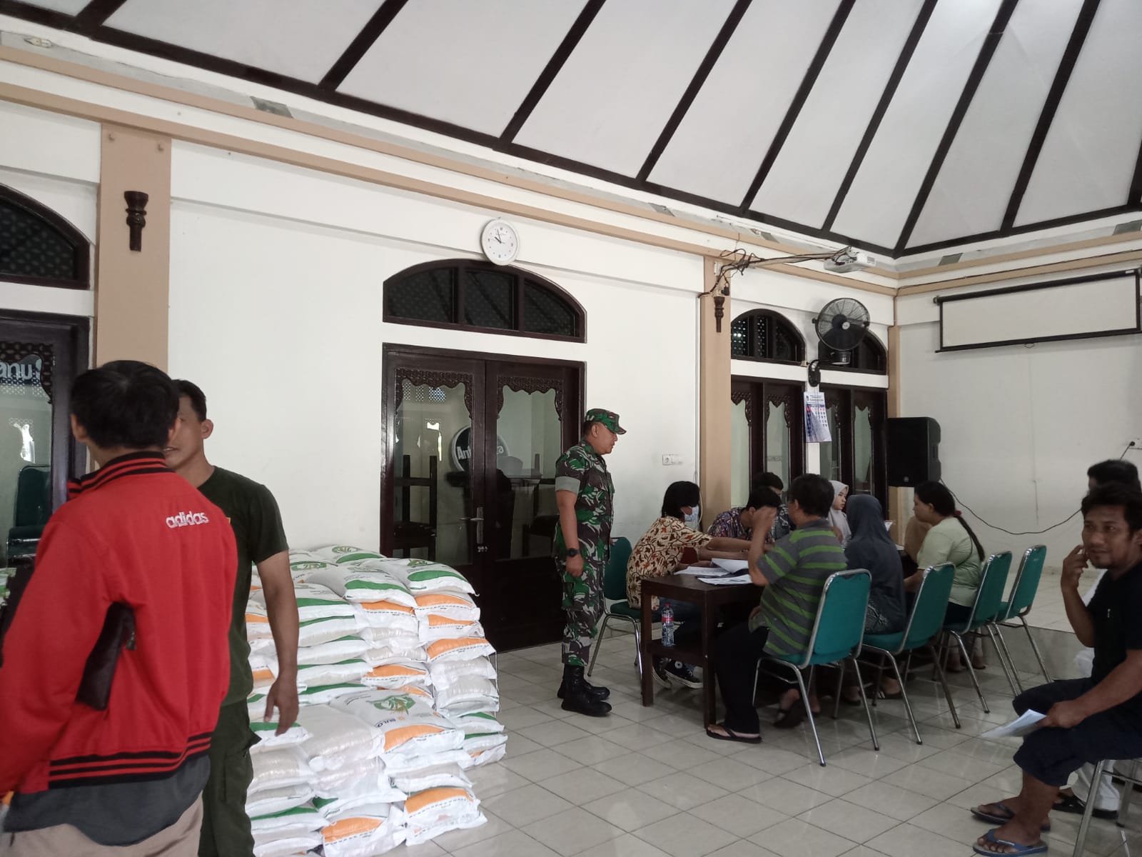 Babinsa Bantu Pendistribusian Bantuan Pangan (Beras) Dari Buloq