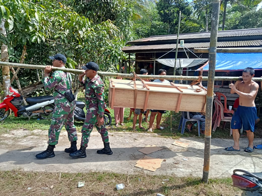 Pos Siding Satgas Pamtas RI-Malaysia Yonarmed 16/TK Bantu Pemakaman Warga Desa Siding