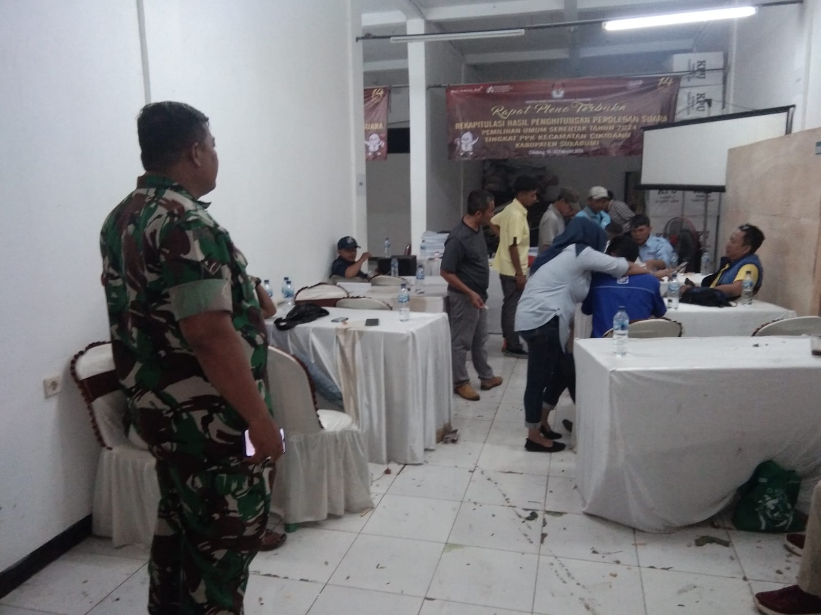 Koramil Cikidang Monitoring Pergeseran Logistik Surat Suara Hasil Pemilu 2024 dari Gudang PPK Kecamatan Cikidang Ke Gudang KPU Kabupaten Sukabumi