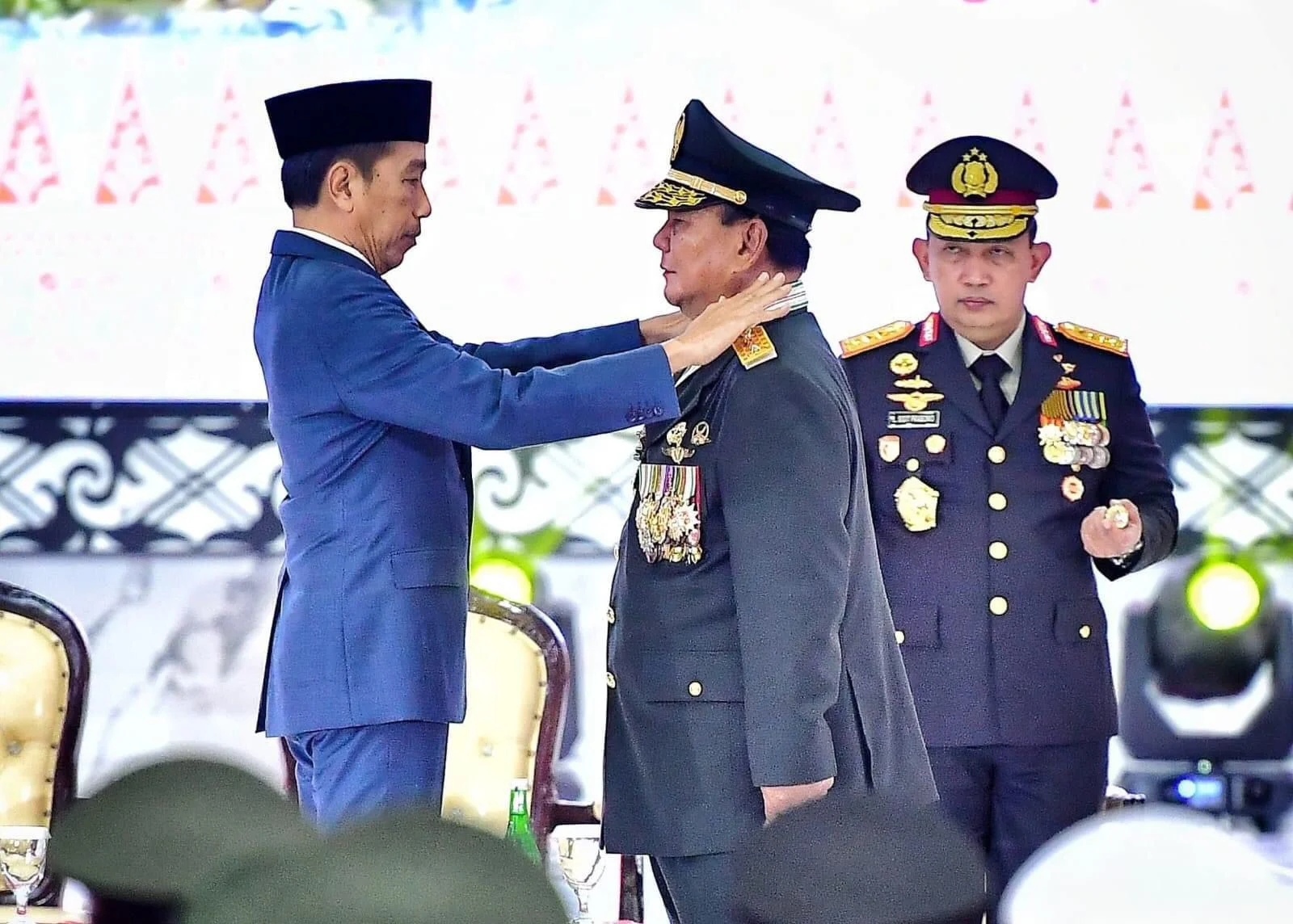 Presiden Jokowi Menganugrahi Prabowo Sebagai Jenderal TNI Kehormatan