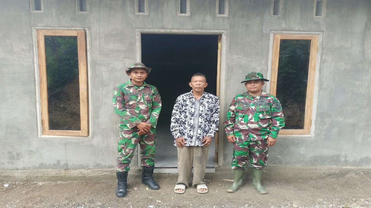 Senyum Bahagia Bapak Suraji Dengan Hadirnya Satgas TMMD Ke-119 Kodim 0808/Blitar